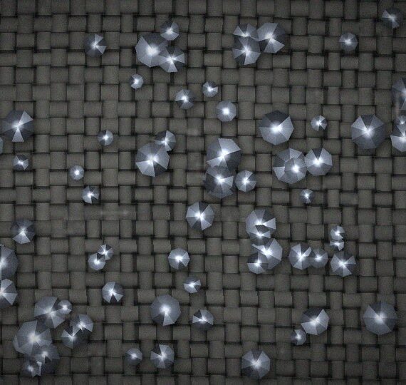 Koyu kumaş üzerinde parlak taşlar